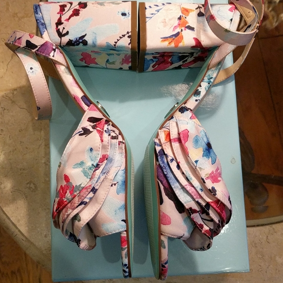 Blue by Betsy Johnson size 10 strappy sandal - Picture 3 of 9